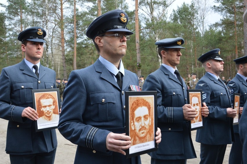 ŻAGAŃ. Wielka Ucieczka. 75 lat temu tunelem Harry z obozu jenieckiego uciekało 76 jeńców alianckich. Zobacz zdjęcia z obchodów wydarzenia