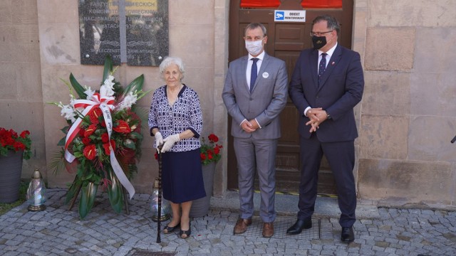 Janina Johnson z Pawłem Nakoniecznym, przewodniczącym rady miejskiej w Nysie i burmistrzem Kordianem Kolbiarzem przy tablicy upamiętniającej ofiary ludobójstwa UPA.