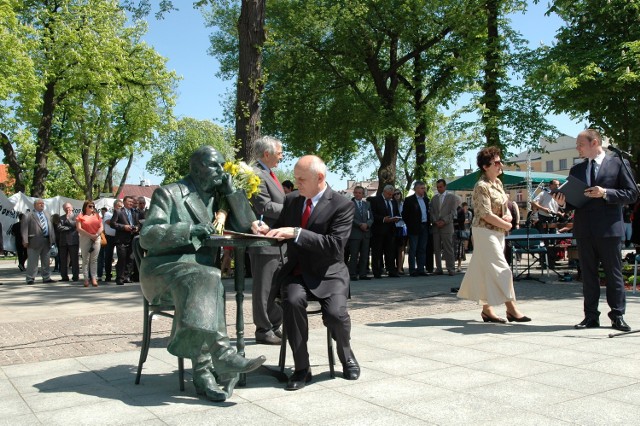 W środę odbyło się uroczyste odsłonięcie pomnika Stanisława Bojarczuka. Przy pomniku przysiadł nawet burmistrz Krasnegostawu.