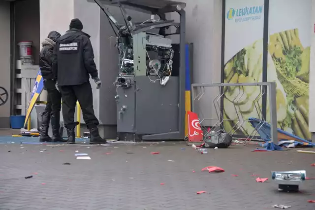Nieznani sprawcy wysadzili nad ranem bankomat w jednym z międzychodzkich marketów, szuka ich policja (21.12.2020).