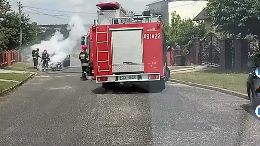 Kłobuck: Pożar samochodu osobowego na ulicy Andersa ZDJĘCIA