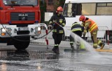 Duże utrudnienia w ruchu pod Tarnowem. Strażacy usuwają olbrzymią plamę oleju na DW 977