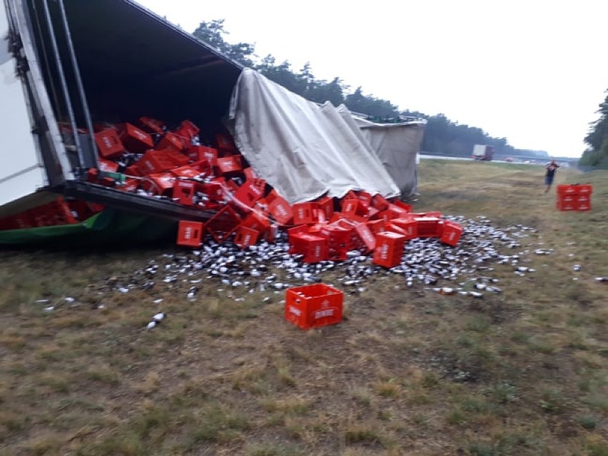 Na autostradzie A1 w Grupie przewróciła się ciężarówka z piwem [zdjęcia]