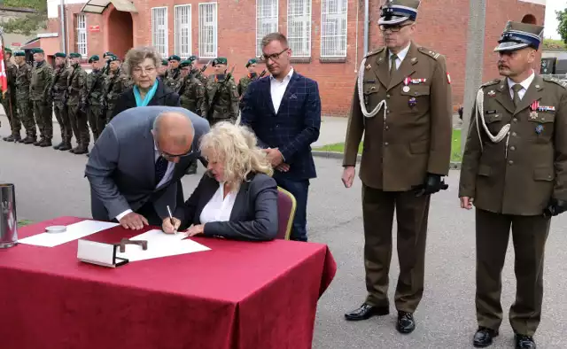 Uroczystość odsłonięcia obelisku pamięci 18. Pułku Ułanów Pomorskich na terenie Cytadeli Twierdzy Grudziądz.