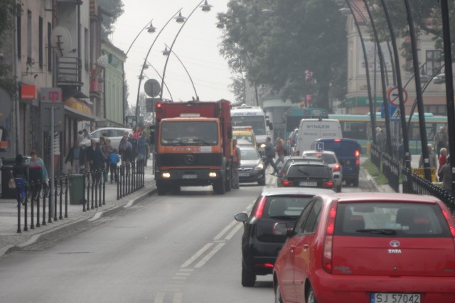 We wtorek śmieciarka zatarasowała Grunwaldzką, bo w środku dnia prcownicy MPO w Jaworznie odbierali śmieci. Korek na ruchliwej miejskiej drodze był długi.