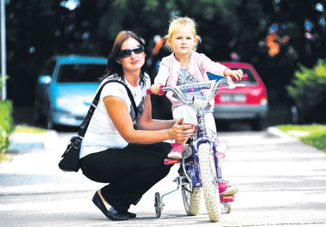 Czteroletnia Natalia Kruk z Niebuszewa codziennie jeździ na rowerze z koleżankami.