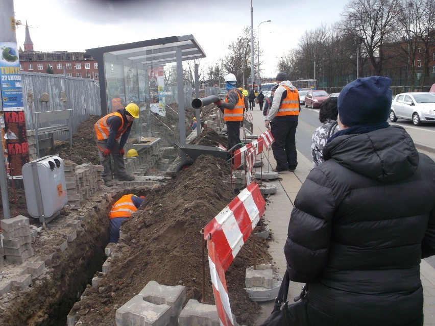 Rozkopany chodnik przy dworcu PKS utrudnieniem dla podróżnych [ZDJĘCIA]