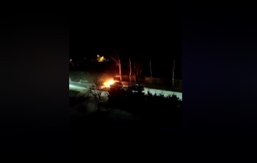 Auto stanęło w płomieniach. Reakcja strażaków była błyskawiczna [ZOBACZ FILM]