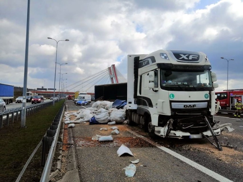 Wypadek na autostradzie A4 w Gliwicach. Zderzyły się ciężarówki i zablokowały przejazd