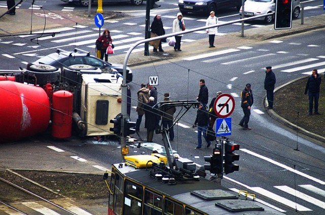 Ruch w tym miejscu ciągle jest utrudniony.