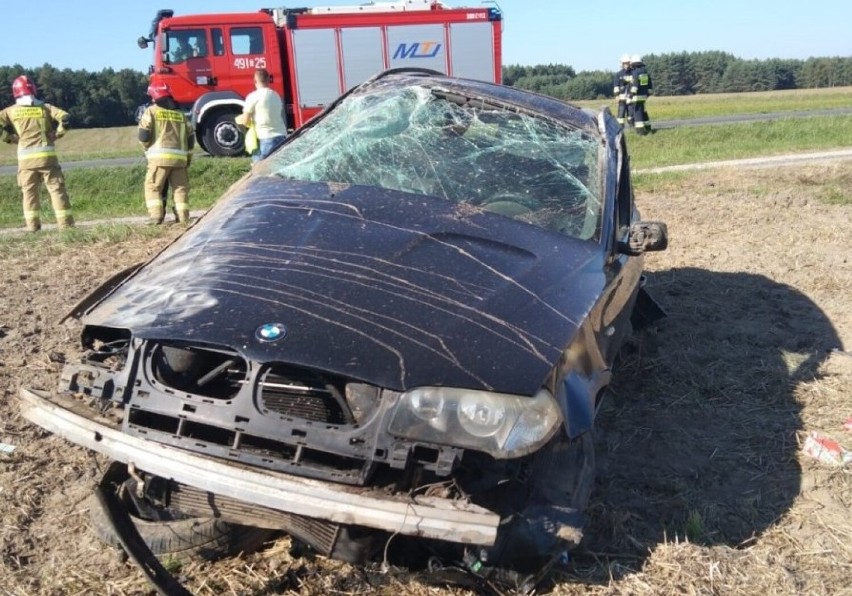 Dachowanie BMW na Drodze Wojewódzkiej nr 491. Kierowca przewieziony do szpitala