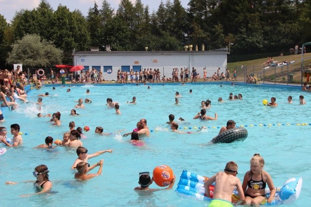 W czwartek z basenu letniego skorzystało 1200 osób. To rekord frekwencji w tym sezonie.