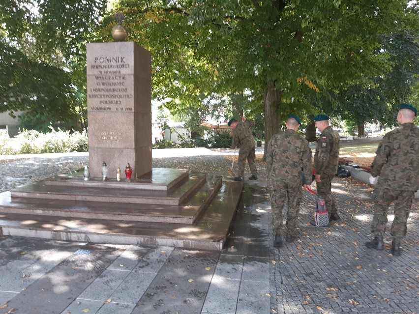 Porządki pod Pomnikiem Niepodległości w Goleniowie. Sprzątali... żołnierze