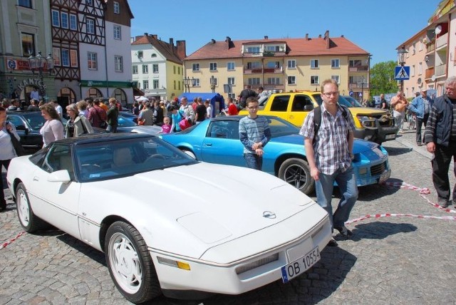 Fani amerykańskiej motoryzacji mogli oglądać wozy zza oceanu także na lubańskim Rynku