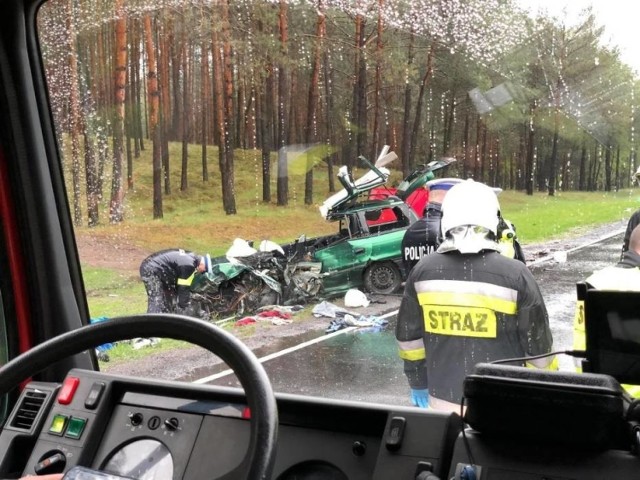 Wypadek w Emilianowie pod Bydgoszczą. Opel zderzył się z ciężarówką. Policja prosi o kontakt świadków tego wypadku.