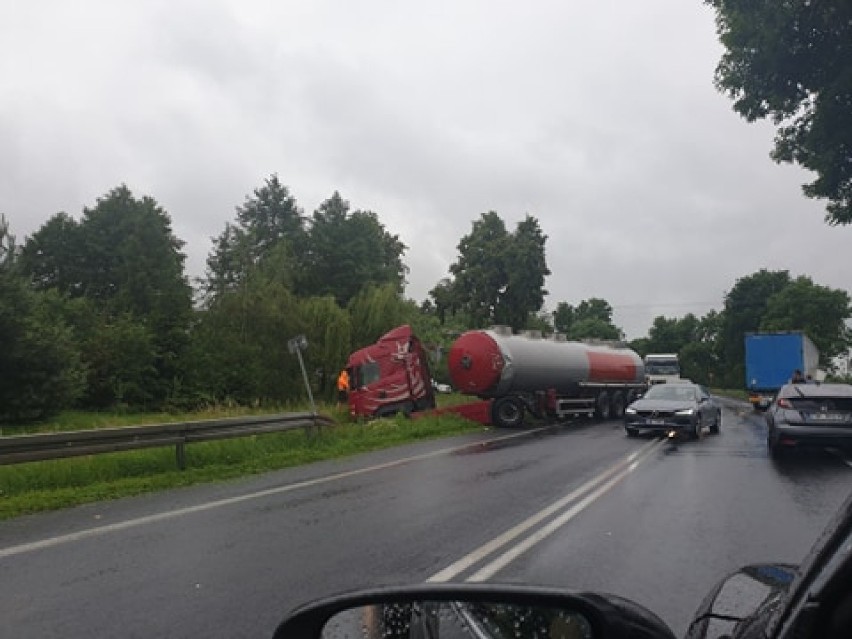Wypadek na drodze krajowej nr 74  w Dębinie pod Osjakowem. Zderzyły się dwie ciężarówki ZDJĘCIA