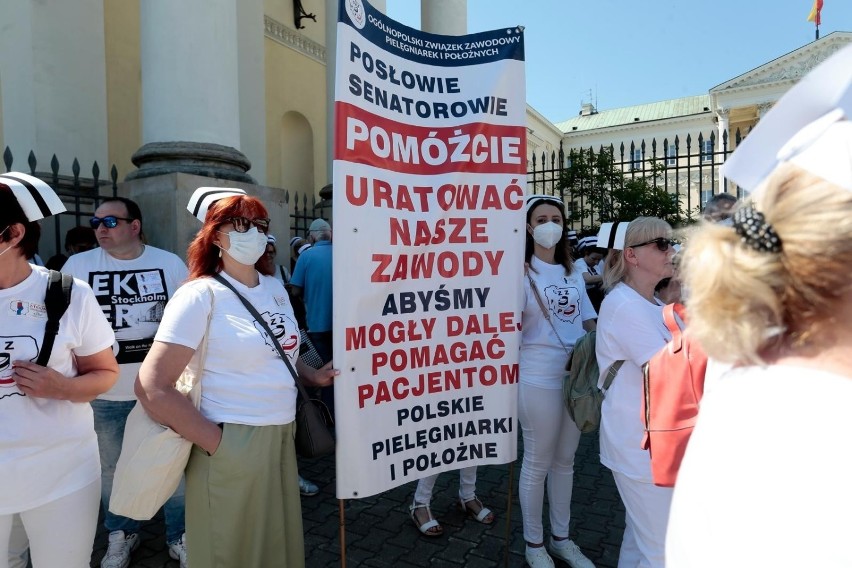 07.06.2021 warszawa 
protest pielegniarek i poloznych przed...