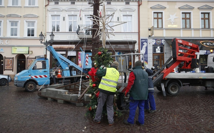 Trwa montaż choinki świątecznej na płycie rzeszowskiego...