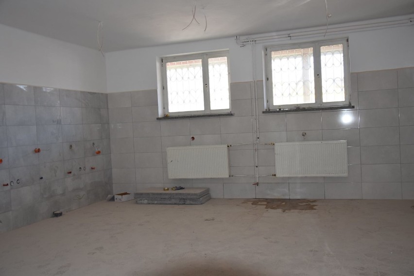 Trwa adaptacja budynku dawnej szkoły w Rejowcu na dom pomocy społecznej. Zobacz zdjęcia
