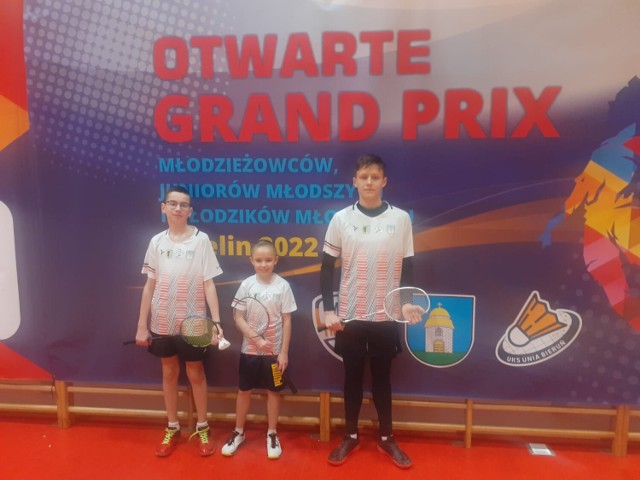 Trójka badmintonistów z UKS Dwójka Bytów Michalina Kurkowska, Sebastian Saldat i Szymon Sylka w Imielinie podczas Grand Prix Polski