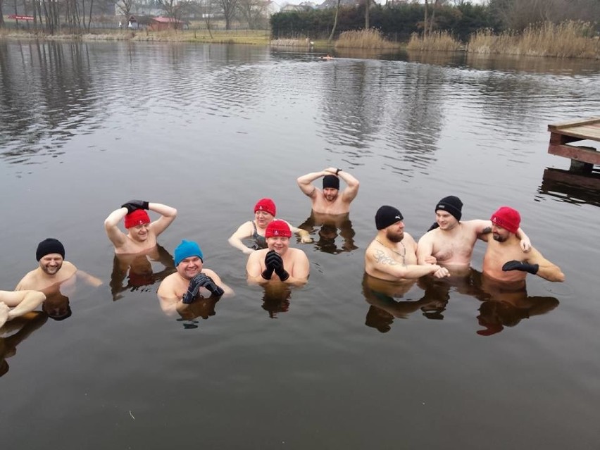 Morsy z Klubu Morsów Eskimo wskoczyli do jeziora w Kłodawie....