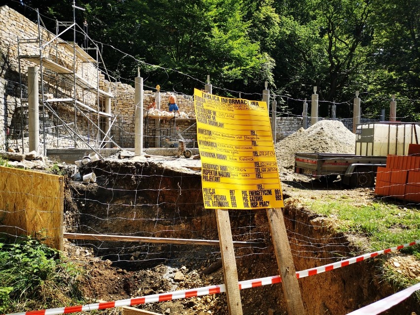 Wygiełzów. Wiedźmy i rycerze powrócą na Zamek Lipowiec. Trwa budowa punktu obsługi turystów