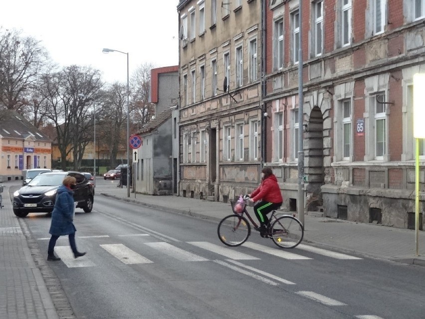 Wielu rowerzystów za nic ma przepisy.