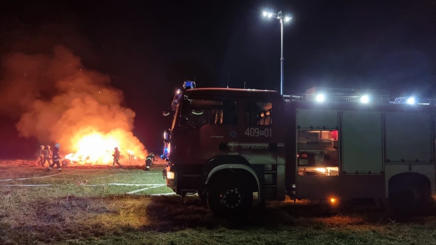 34 strażaków gasiło pożar stogów słomy w Sokołowie Budzyńskim 
