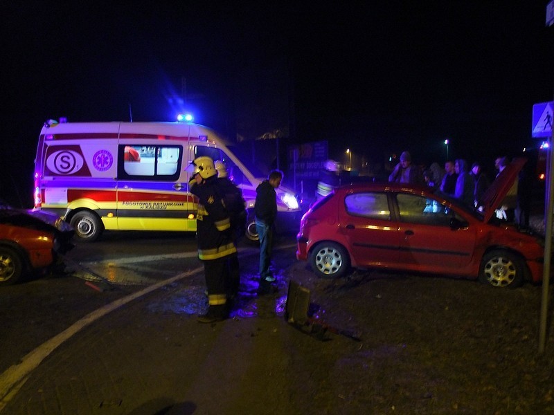 Kolizja na skrzyżowaniu w Skarszewie pod Kaliszem. Jedna osoba została ranna. ZDJĘCIA
