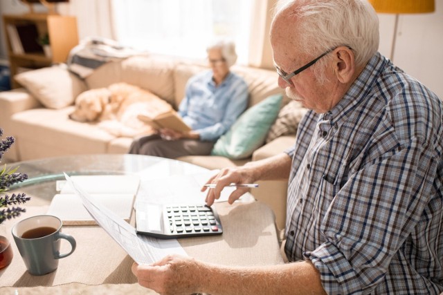 Na jakie wsparcie, poza emeryturami lub rentami mogą liczyć seniorzy w 2024 roku? Podajemy konkretne kwoty >>>