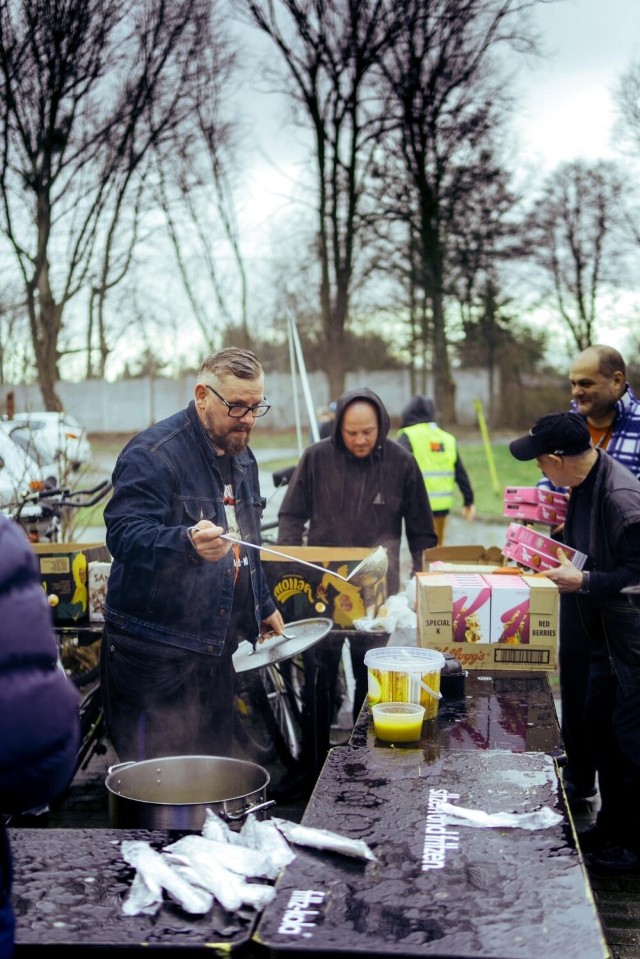 25 marca, sobota - ostatnia wydawka jedzenia dla osób bezdomnych Serca Torunia. Z chochlą w ręku -Michał Piszczek.