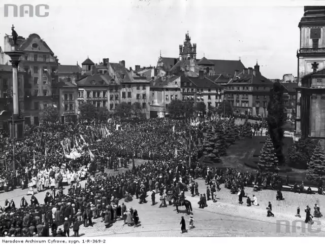 4.06.1931 r. Uczestnicy procesji na placu Zamkowym. Z lewj strony widoczna Kolumna Zygmunta.