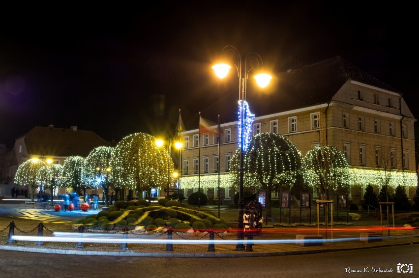 Pleszewski rynek w świątecznej odsłonie wieczorową porą ZDJĘCIA