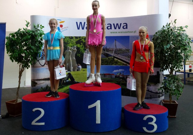 Magdalena Zawadzka z Unii Oświęcim na najwyższym stopniu podium mistrzostw Polski w łyżwiarstwie figurowym novice w Warszawie.