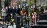 8. rocznica katastrofy smoleńskiej w Bydgoszczy. Wicewojewoda złożył kwiaty na grobie prezydenckiego tłumacza [zdjęcia]