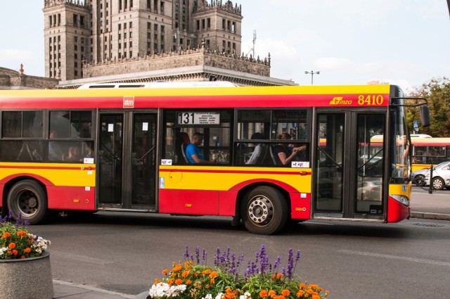 Jak zwykle w weekend Krakowskie Przedmieście zostanie wyłączone z ruchu samochodowego. Tym razem jednak potrwa to aż przez dziesięć dni. Ma to związek z poprawą nawierzchni kostki brukowej przez drogowców. Zobacz, jak zmienią się trasy autobusów.