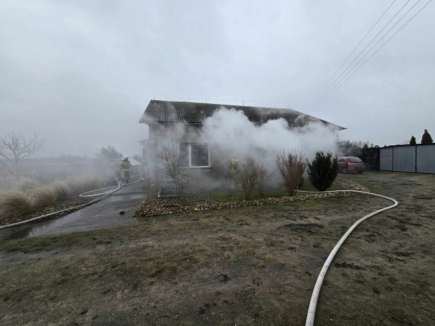 Pożar domu w Piotrkowie Kujawskim - zdjęcia. Trwa zbiórka pieniędzy dla pogorzelców