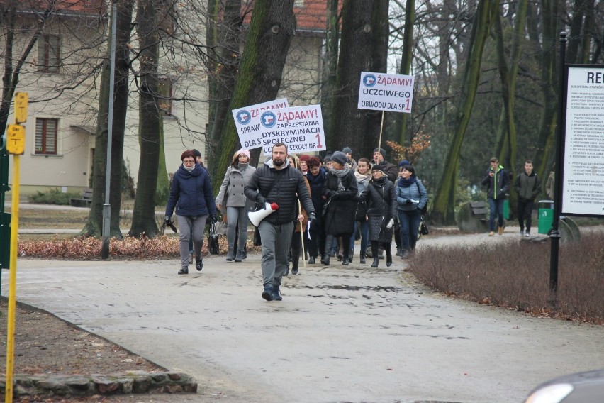 Protesty w obronie szkoły [ZDJĘCIA]
