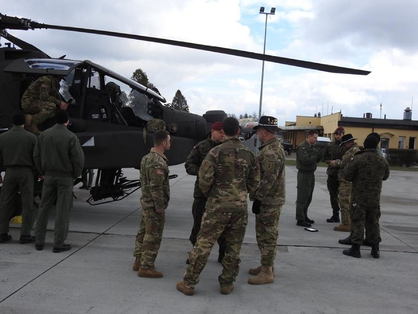 Wspólnie ćwiczenia żołnierzy amerykańskich i 25. Brygady Kawalerii Powietrznej na lotnisku w Nowym Glinniku [ZDJĘCIA]