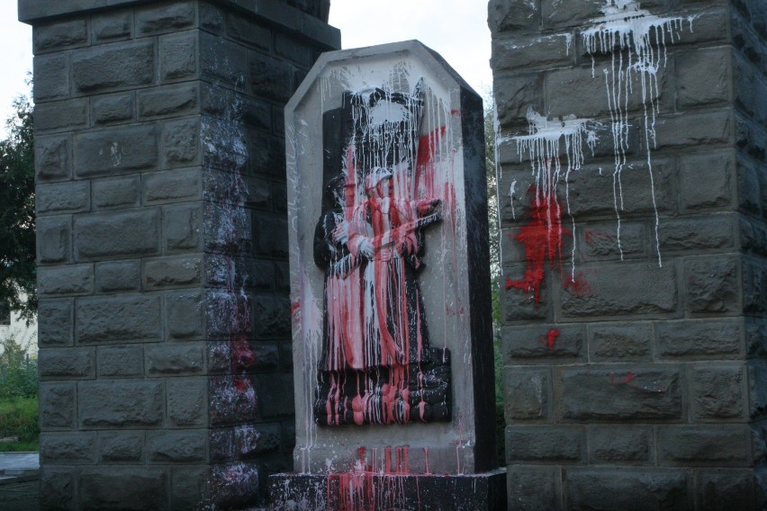 Przepychanki pod pomnikiem Armii Czerwonej w Nowym Sączu
