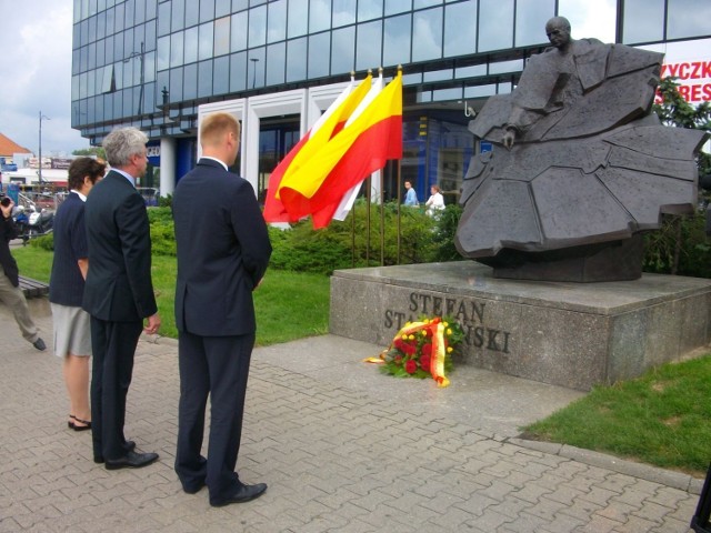 Prezydent Wojciechowicz przed pomnikiem Starzyńskiego