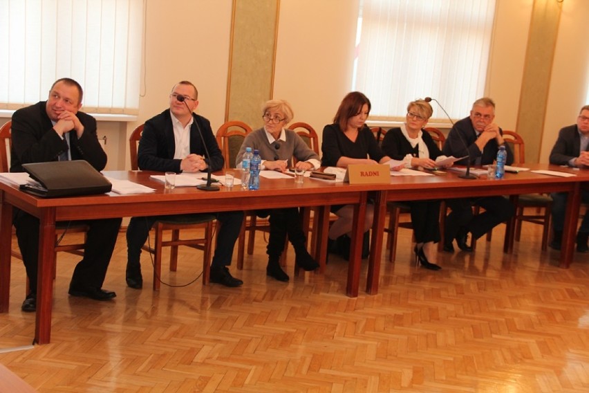 Sesja rady miejskiej w Sycowie. Nowe składy komisji i wynagrodzenie dla burmistrza