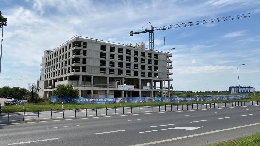 Nowy hotel w Bielanach Wrocławskich, przy autostradzie A4. Zobacz zdjęcia z budowy i wizualizacje