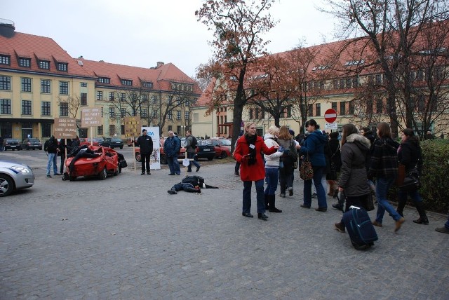 Na miejscu zdarzenia szybko pojawił się radiowóz policji. Sprawcą zdarzenia okazał się 20 letni Michał K. Jego brawura i nieostrożna jazda kosztowała życie dwóch osób. Dwie kolejne zostały ciężko ranne.