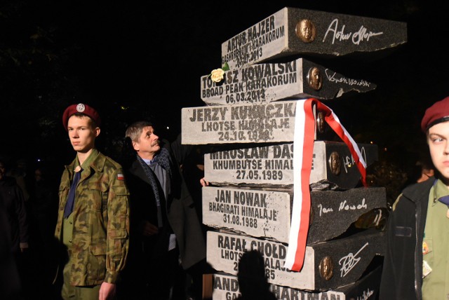 Pomnik ku czci tragicznie zmarłych alpinistów odsłonięty w Katowicach