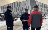 Na koneckim targowisku policjanci ostrzegali i radzili seniorom, jak nie dać się oszukać