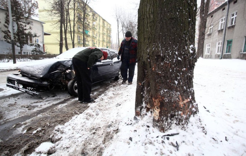 Wypadek na Klonowej w Łodzi. Samochód wjechał w drzewo