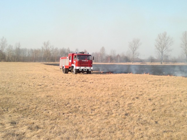 Strażacy pędzą do pożaru trawy, a w tym samym czasie mogą być potrzebni np. przy poważnym wypadku
