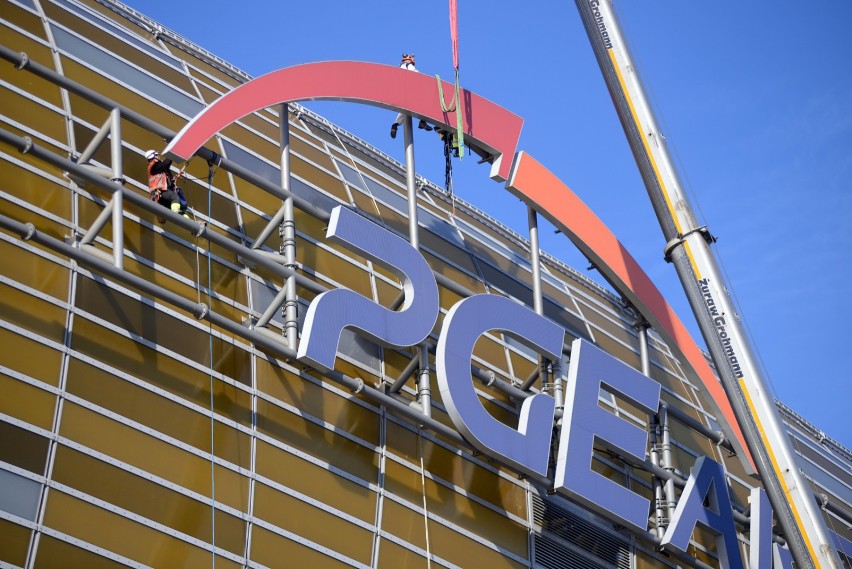 Gdański stadion demontuje logo PGE [ZDJĘCIA, WIDEO]