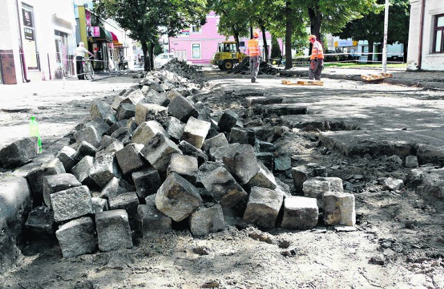 Stara kostka zostanie położona po tym, gdy pracę w Kościuszki zakończą sieradzkie wodociągi